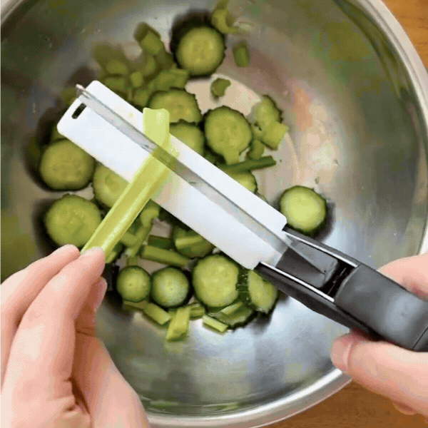 CleverCutter™ - 2-in-1 Chopper | Built-In Board | Easy Grip